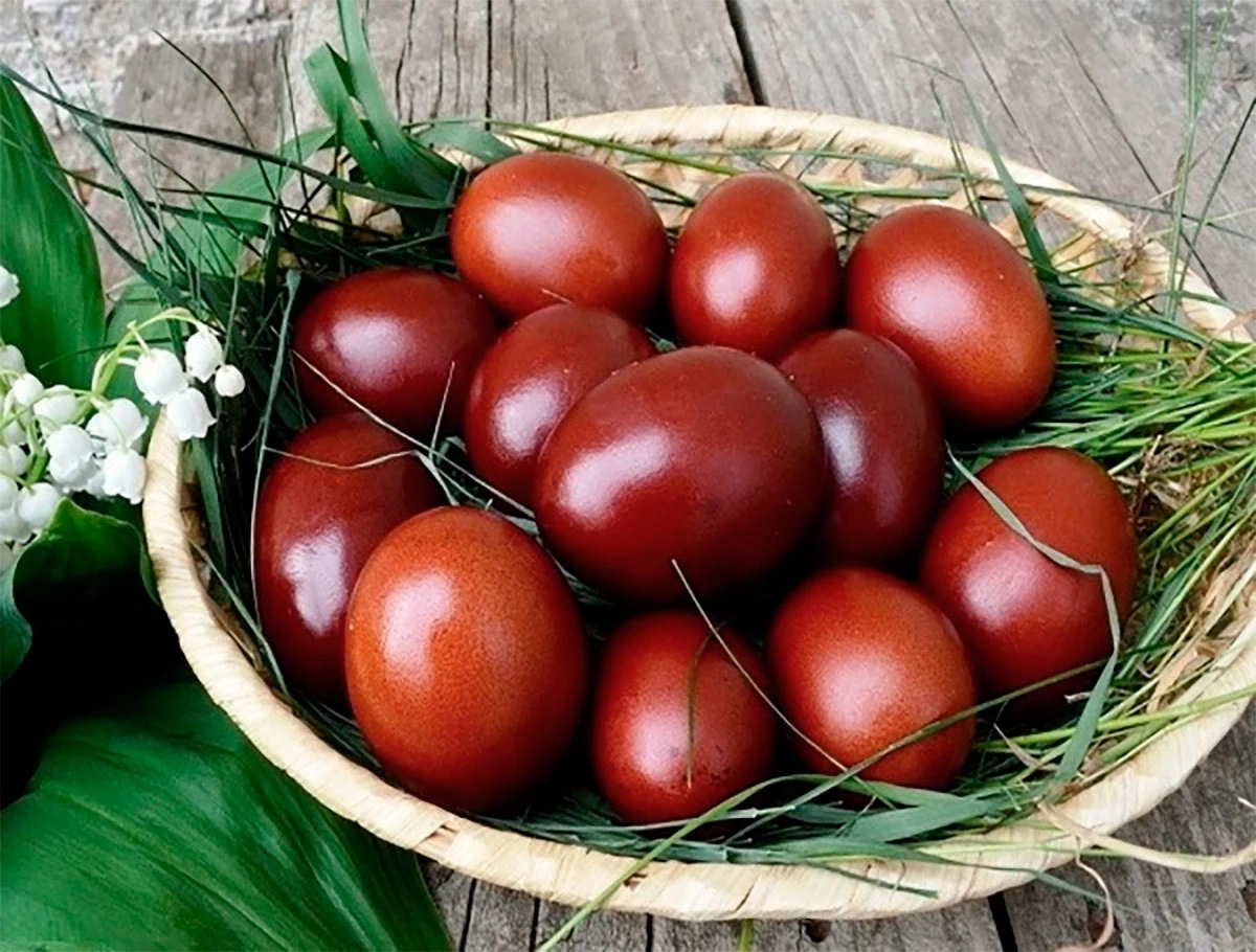 Как покрасить яйца на Пасху натуральными и искусственными красителями