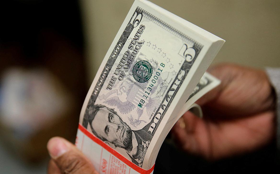 Экономисты предложили схемы замены доллара во внешних расчетах России