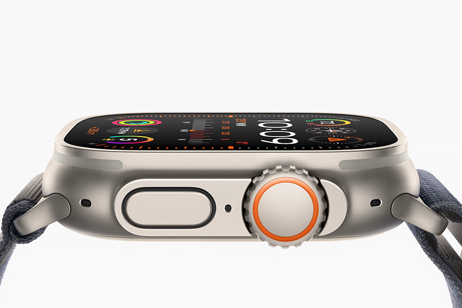 В Apple Watch Ultra 2 по сравнению с прошлой версией разработчики улучшили качество распознавания речи, увеличили максимальную яркость экрана, а также скорость работы за счет использования технологий машинного обучения. Часы работают на большой глубине или высоте, а в режиме низкого расходования энергии могут функционировать до 72 часов