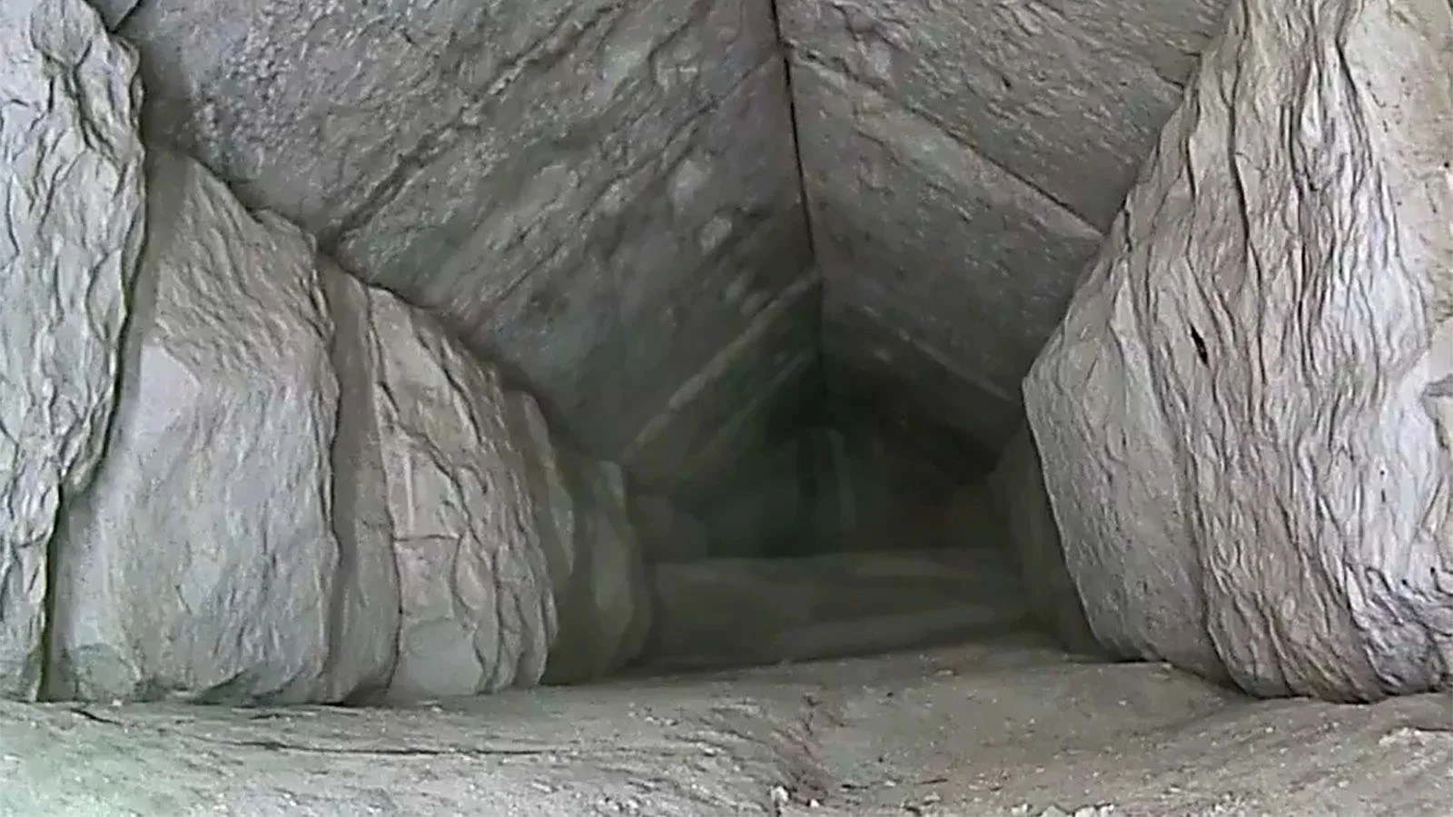 <p>На фото: тоннель, находящийся в пирамиде Хеопса. Его удалось найти благодаря сканированию ультразвуком</p>