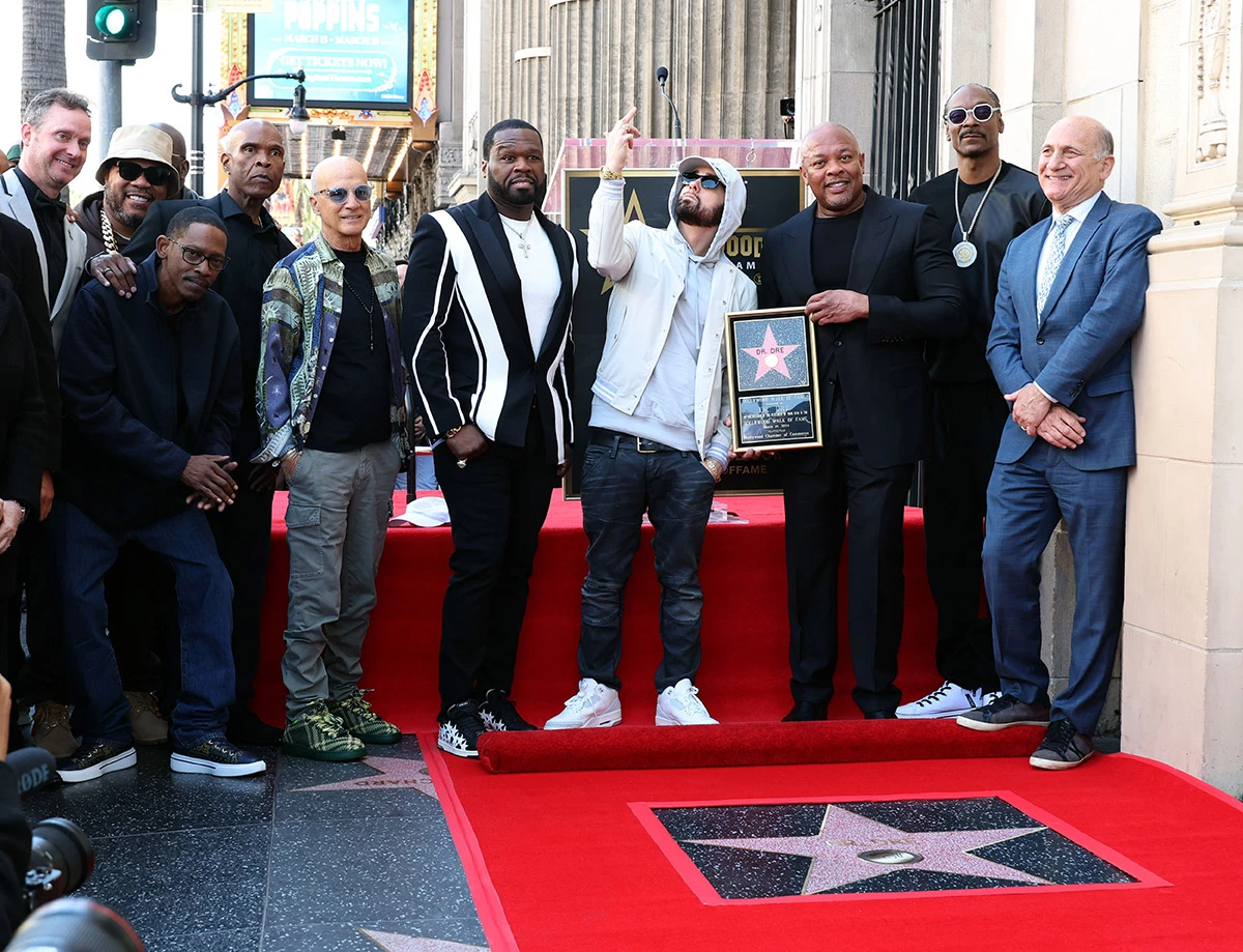 <p>Dr. Dre со своими коллегами и друзьями во время открытия звезды на &laquo;Аллее славы&raquo; в Голливуде</p>
