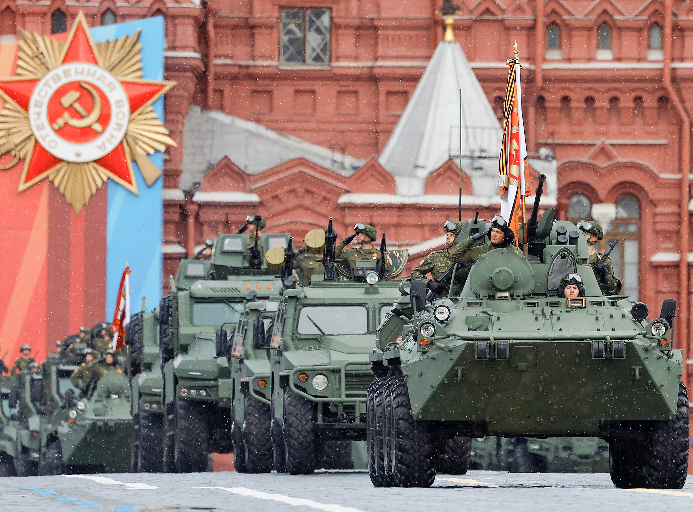 Российская бронетехника едет по Красной площади.