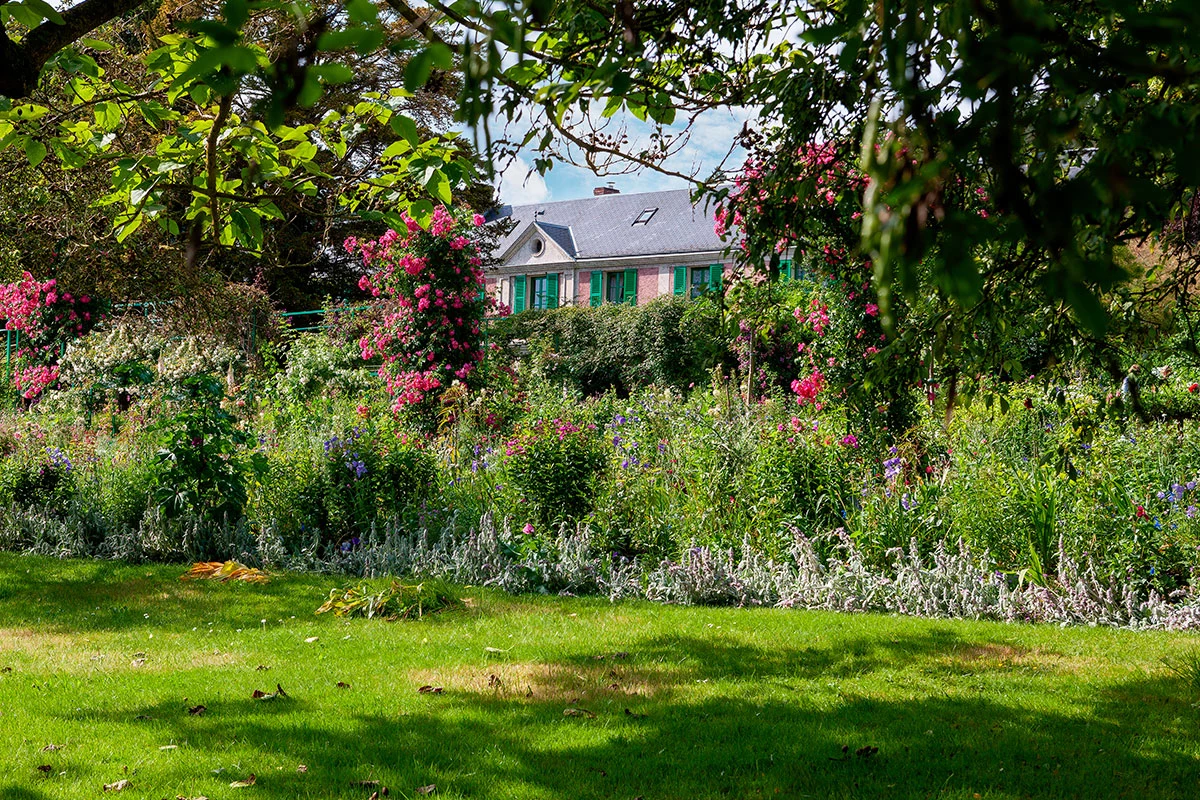 Представьте себе уютный уголок на северо-западе Франции, расположенный на побережье Ла-Манша с отвесными скалами, где в воздухе витает аромат морской соли и цветущих яблонь. Так буквально через несколько дней будет выглядеть родина кальвадоса — Нормандия