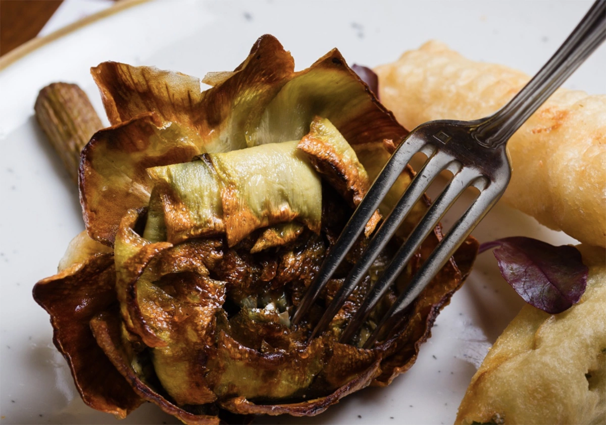 В качестве стартеров предлагают сыры, артишоки, тартар, мясные деликатесы, карпаччо из говядины или осьминога и другие блюда