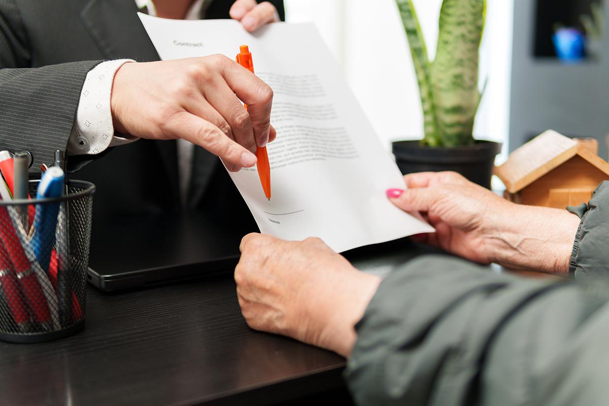 В доверенности должно быть прямое указание на право продажи, получения денег и регистрации перехода права