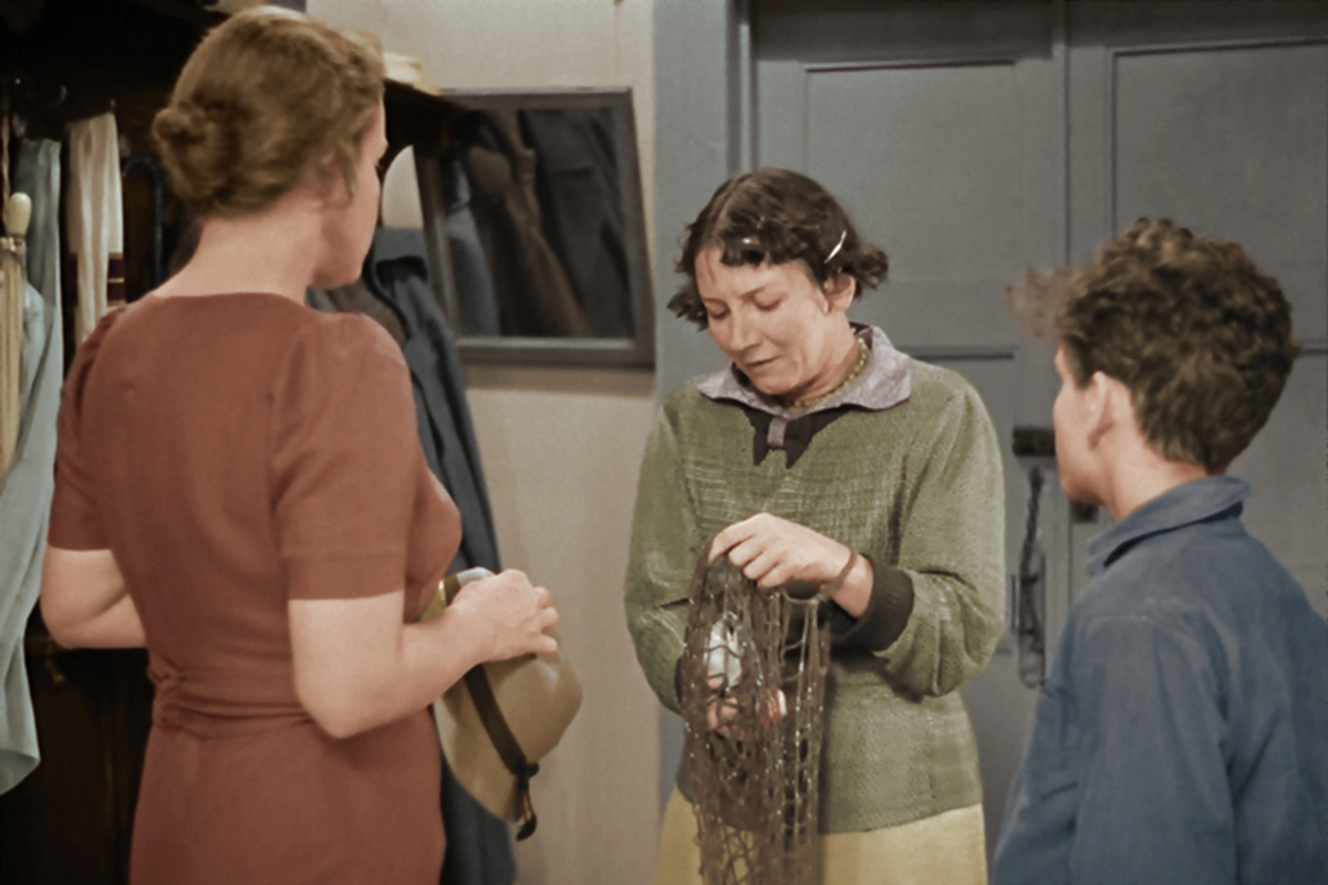 Рина Зеленая в роли Аришы (в центре) в фильме «Подкидыш» (1939)