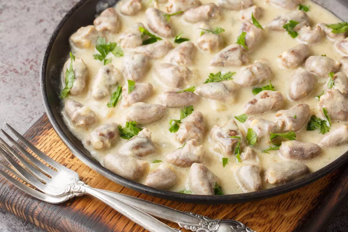 Куриные сердечки хорошо сочетаются с макаронами, картофельным пюре, рисом или гречкой