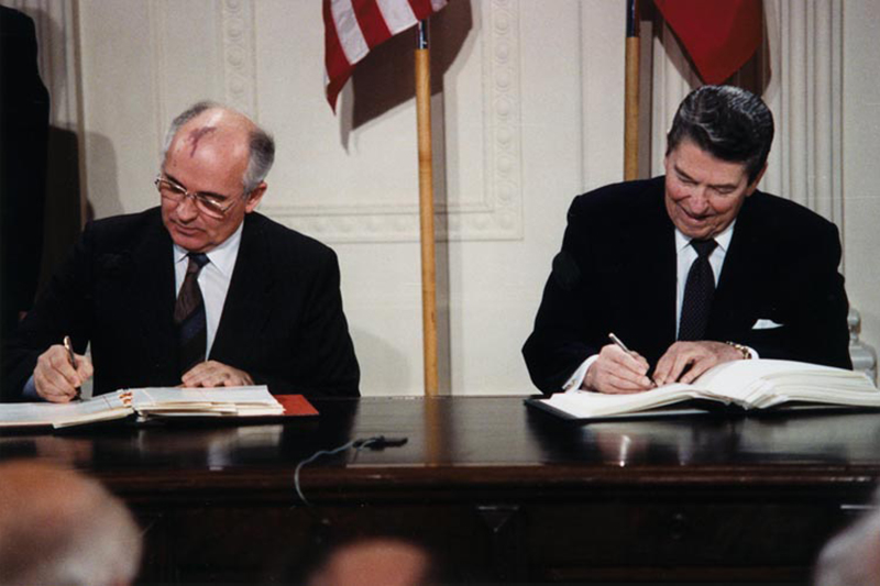 Декабрь 1987 года. Генеральный секретарь ЦК КПСС Михаил Горбачев и президент США Рональд Рейган в ходе встречи на высшем уровне в Вашингтоне подписали бессрочный Договор о ликвидации ракет средней и малой дальности