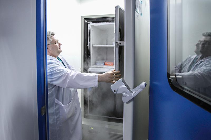 В этом холодильнике сотрудники &laquo;Медсинтеза&raquo; хранят российскую бактерию Escherichia coli, из&nbsp;которой производится генно-инженерный инсулин человека. Штамм бактерии уже запатентован. Осталось достроить цех и&nbsp;получить необходимые для&nbsp;начала промышленного производства документы
