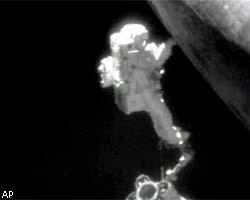 Астронавты впервые отремонтировали шаттл в космосе