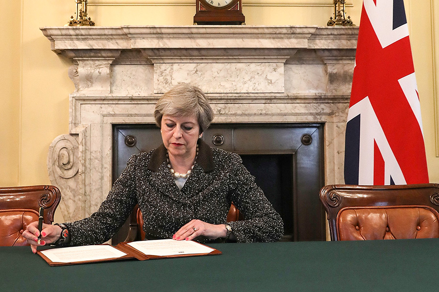 Премьер-министр Великобритании Тереза Мэй подписывает письмо, уведомляющее Евросоюз о&nbsp;запуске Brexit

