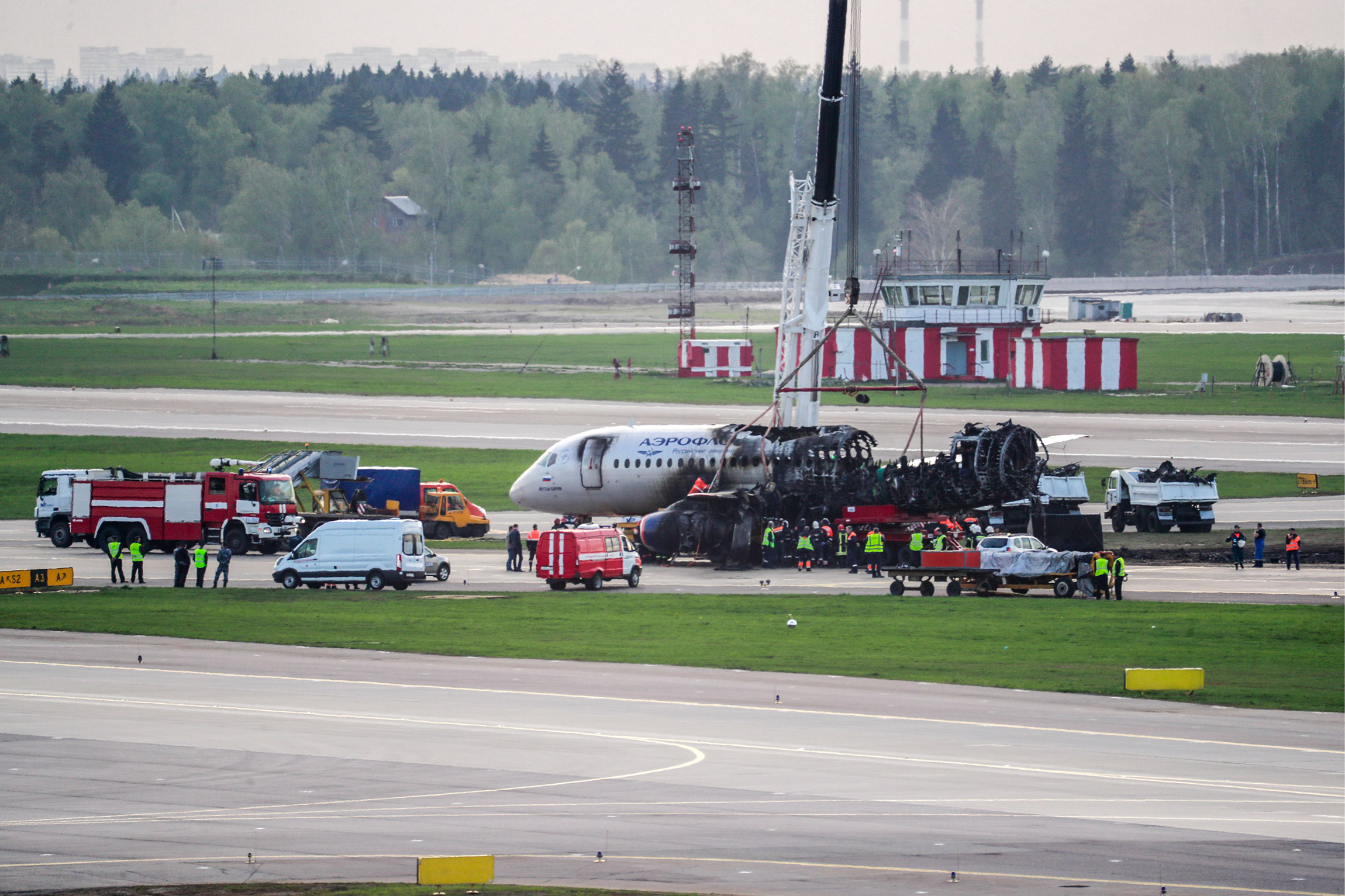 5 мая пассажирский самолет Superjet 100-95 вылетел из Шереметьево, выполняя совместный рейс компаний &laquo;Аэрофлот&raquo; и KLM до Мурманска. Спустя несколько минут после взлета экипаж&nbsp;запросил аварийную посадку из-за технических неполадок и начал снижение. Во время посадки машина&nbsp;загорелась. На борту находились 73 пассажира и пять членов экипажа. 41 человек погиб. МАК в отчете показал фотографии следов попавшей в корпус самолета молнии.

В декабре Следственный комитет завершил​ расследование катастрофы и признал виновным пилота&nbsp;Дениса Евдокимова. Он не признает вину и находится под подпиской о невыезде

Как проходил полет SSJ100 перед аварией. Реконструкция РБК по данным МАКа
&nbsp;
