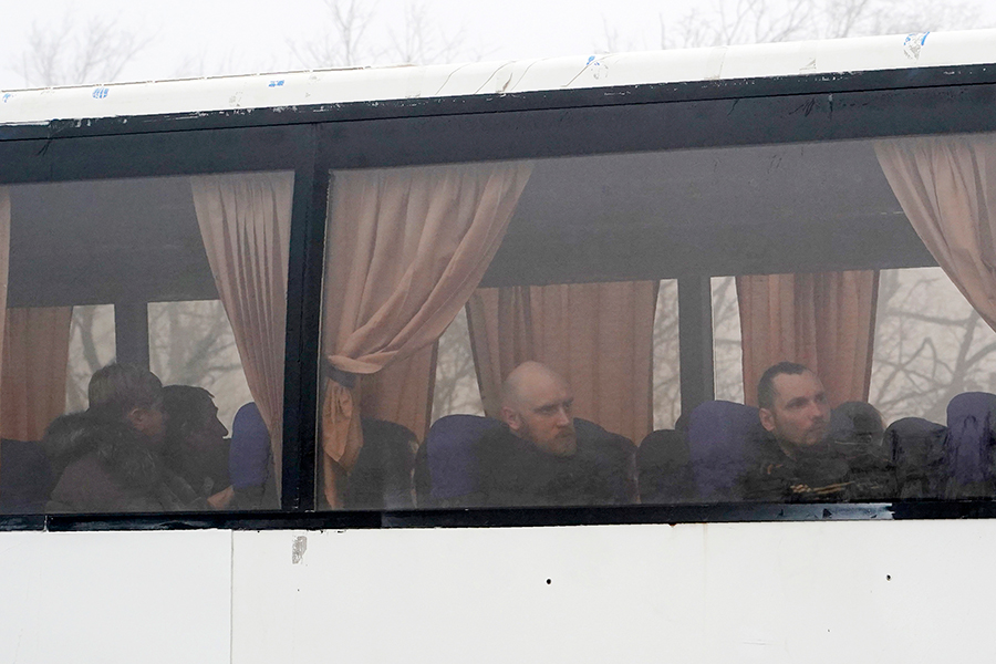 Автобус с пленными, готовящимися к передаче Киевом, рядом с Отрадовкой
