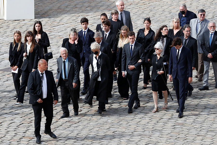 На фото:  семья Жан-Поля Бельмондо

Как сообщает France24, на прощание собрались тысячи человек, в последний раз столько народу провожало в последний путь бывшего президента Франции Жака Ширака, который умер в 2019 году