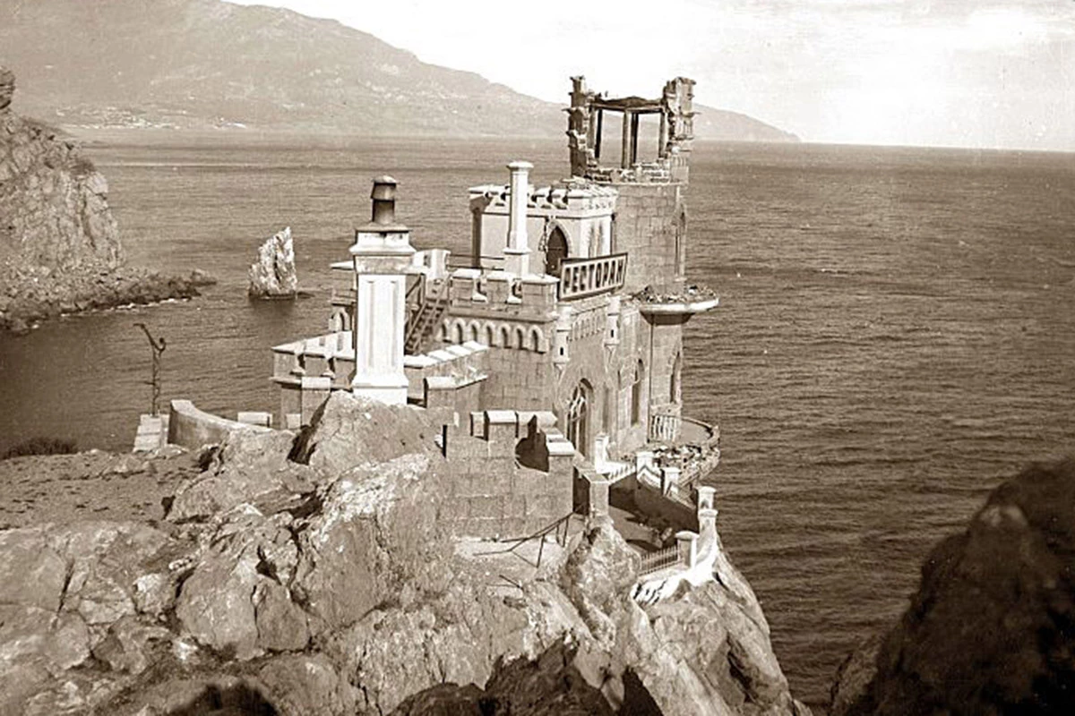 <p>Замок &laquo;Ласточкино гнездо&raquo;, пострадавший после землетрясения 1927 года</p>