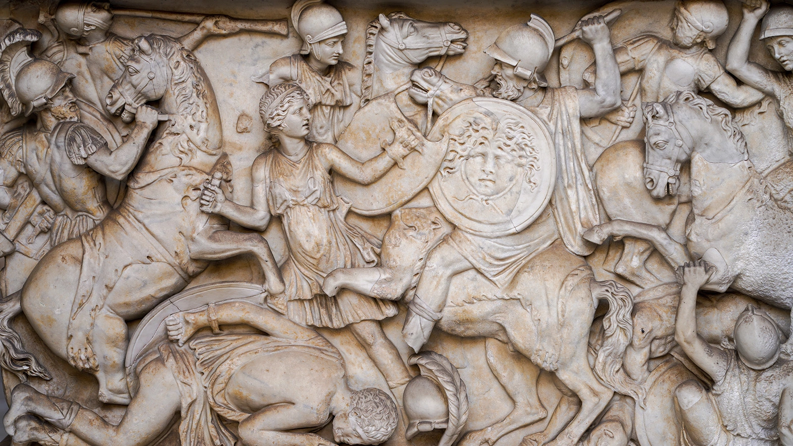 <p>Рим. На мраморном горельефе представлена сцена битвы. Древнеримские воины держат щиты с изображением головы Медузы</p>