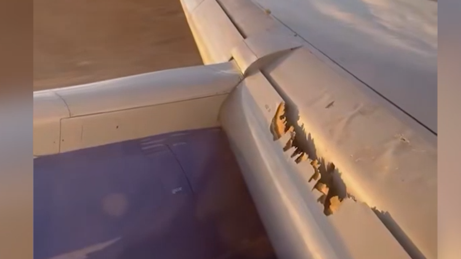У пассажирского Boeing 757-200 в полете повредилось крыло. Видео