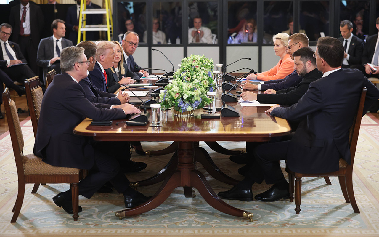 По итогам встречи Зеленский и Трамп также выразили приверженность идее трехсторонних переговоров между Украиной, Россией и США. Как сказал американский президент, она может пройти после личной беседы украинского лидера с Путиным