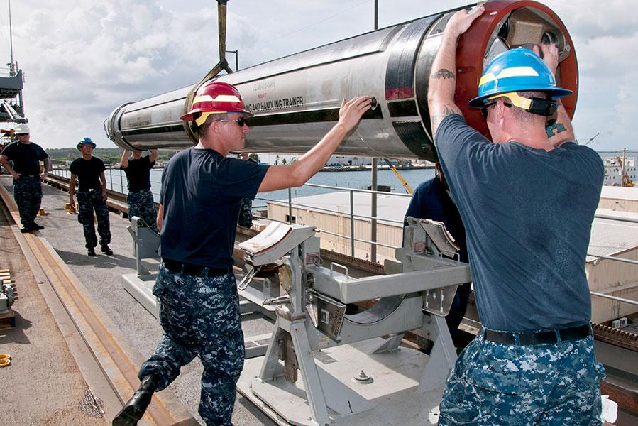 Моряки закрепляют тренажер для погрузки и управления капсульной пусковой установкой Tomahawk (CLS)