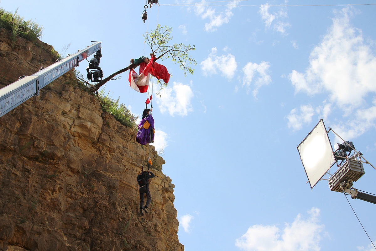 Во время съемок актерам приходилось висеть на высоте