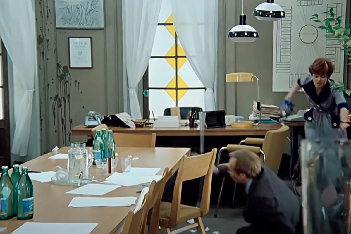 С галстуком что-то не так. В «Служебном романе» нашли странный киноляп