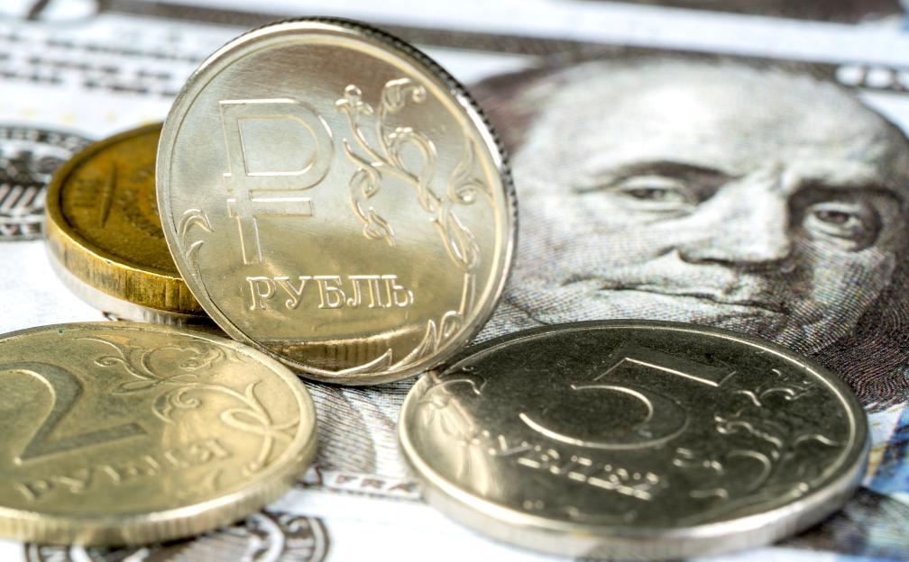 ЦБ опустил курс доллара на выходные и 8 июня ниже ₽74