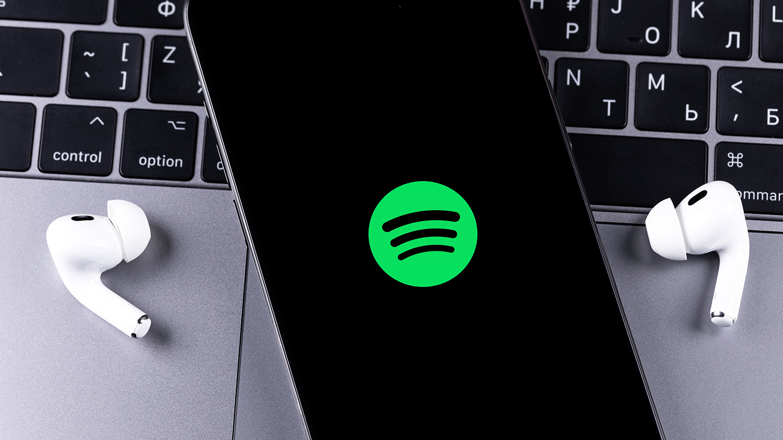 Spotify убрал из рекомендаций 50 млн ИИ-песен из-за подписчиков
