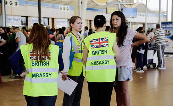 Сотрудники британского посольства помогают туристам в аэропорту Шарм-эль-Шейха 6 ноября 2015 года