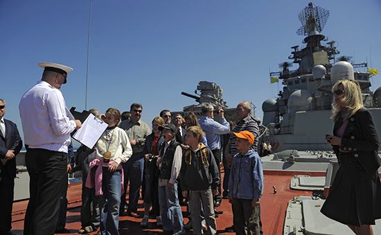 Экскурсия на&nbsp;борту тяжелого атомного ракетного крейсера &laquo;Петр Великий&raquo; в&nbsp;порту сирийского города Тартус, 14 апреля 2010 года
