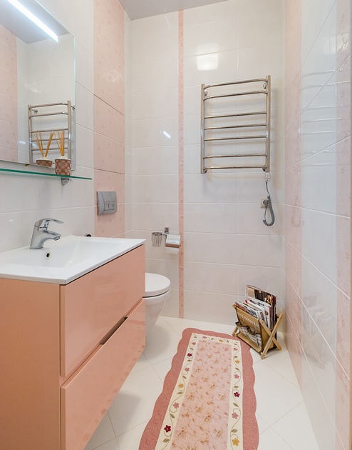 Два санузла отражают основные мотивы интерьера: один выполнен в розовом цвете детской, второй &mdash; в сливочно-кремовом стиле гостиной
