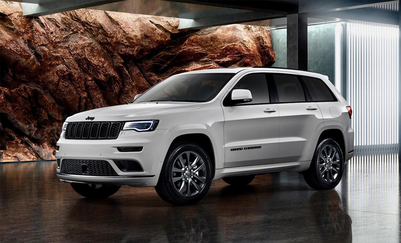 Grand Cherokee в спортивном исполнении S-Limited добрался до России с особыми 20-дюймовыми дисками, обвесом в стиле &laquo;заряженной&raquo; SRT-версии, полированными насадками на патрубках выпуска и новыми бамперами. В салоне&nbsp;&mdash; центральная консоль в цвете Piano Black и спортивные передние сиденья с кожаной обивкой и вентиляцией. Jeep Grand Cherokee S-Limited доступен с двумя бензиновыми двигателями: трехлитровым V6 мощностью 238 л. с. и 5,7-литровым V8 (352 силы). Желающим приобрести машину придется заплатить минимум 3&nbsp;799&nbsp;000 рублей.
