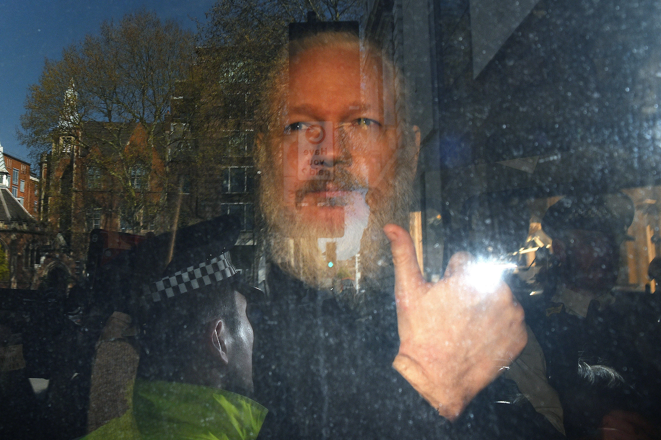 11 апреля в посольстве Эквадора в Лондоне задержали​ основателя WikiLeaks Джулиана Ассанжа. В этом здании&nbsp;он прожил семь лет, скрываясь от уголовного преследования: в Швеции его обвинили в сексуальном насилии, а в США&nbsp;&mdash; в публикации секретных документов. В ноябре Швеция закрыла дело об изнасиловании в связи с отсутствием доказательств вины. Он находится в одной из тюрем Лондона, дожидаясь решения об экстрадиции в США