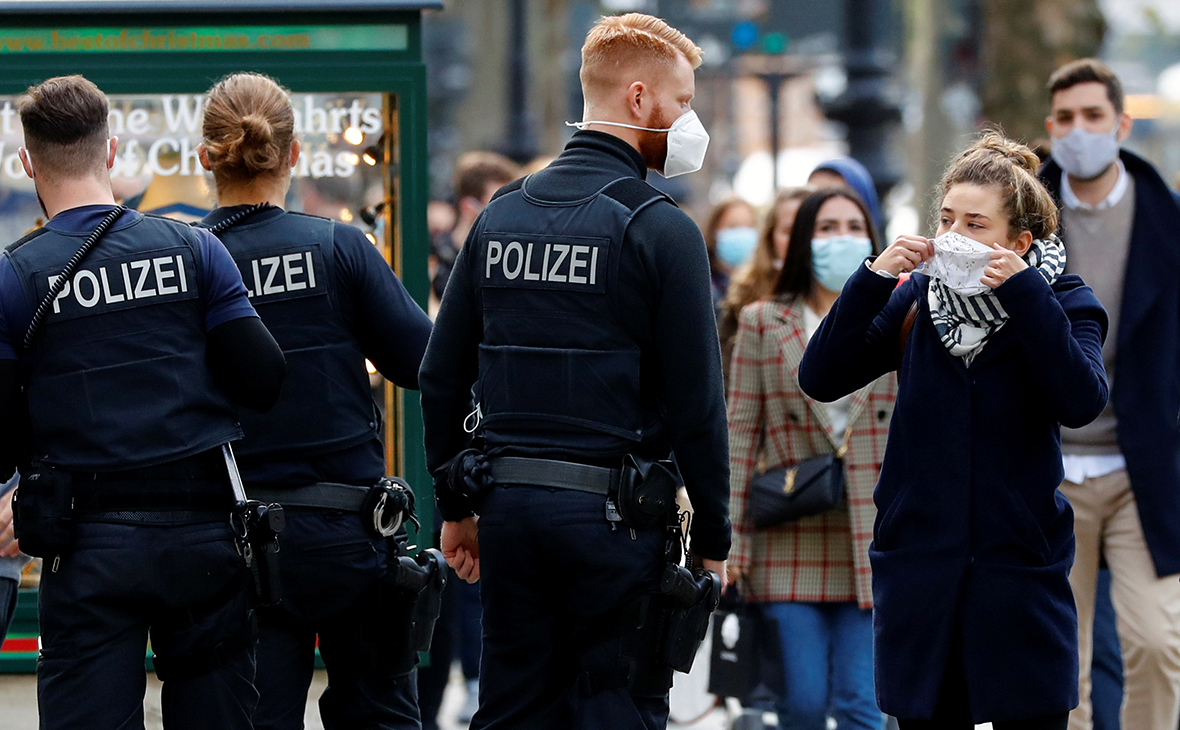 Полицейские проверяют наличие масок у прохожих в Берлине