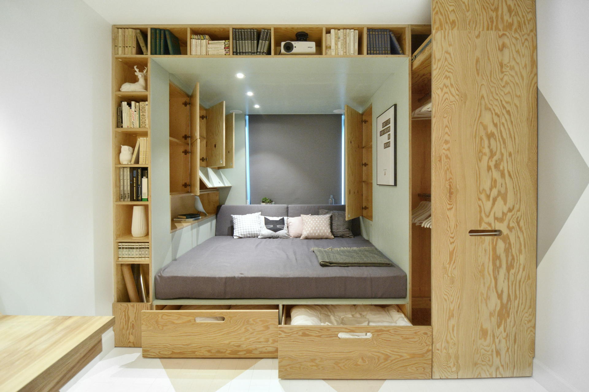 Подиум с выдвижной кроватью помогает создать удобное место для хранения вещей и сэкономить пространство