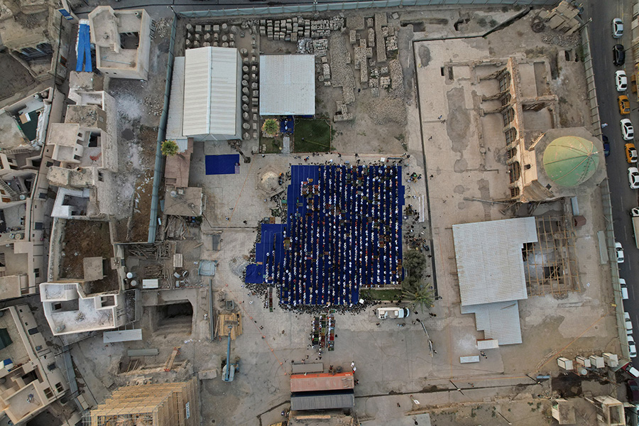 Вид с воздуха на молитву в мечети ан-Нури в Мосуле, Ирак