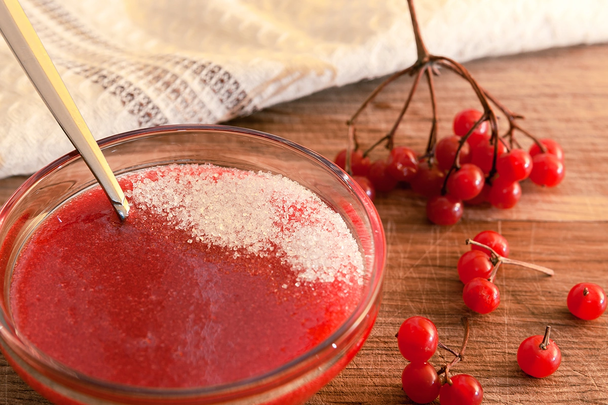 Вкусовые качества и польза калины напрямую зависят от времени сбора