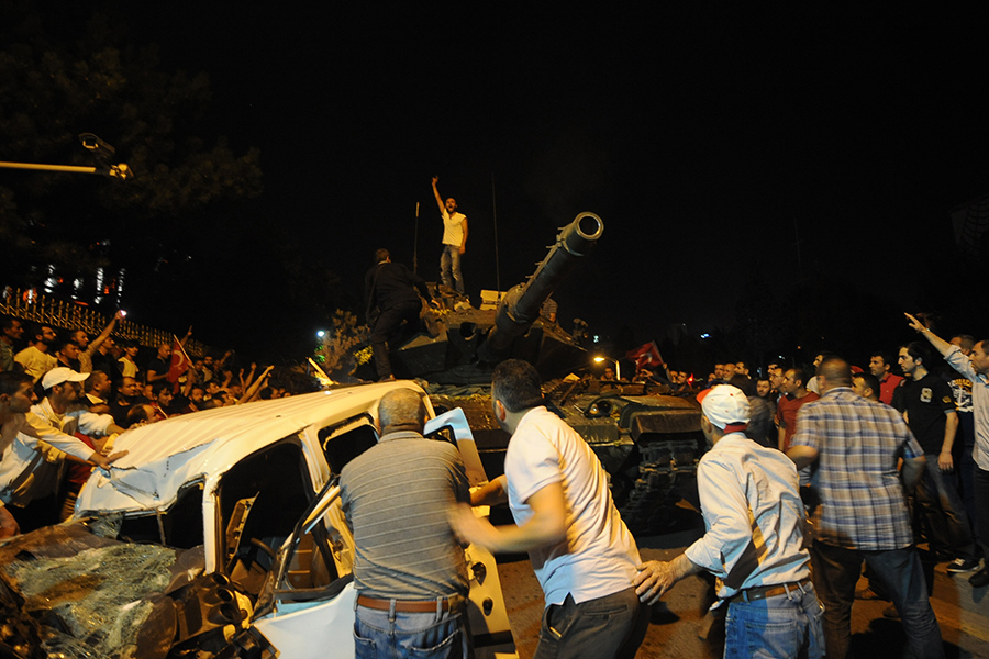 Сторонники турецкого президента Реджепа Эрдогана окружили танк в Анкаре, 16 июля 2016 года