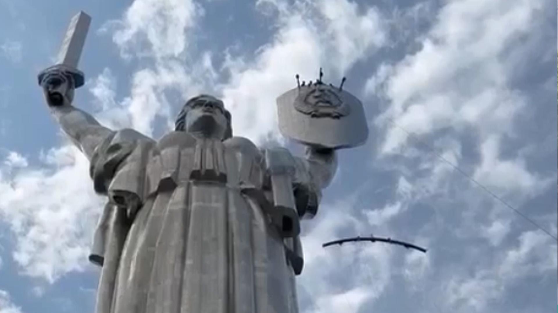 В Киеве началась замена трезубцем герба СССР на монументе «Родина-мать»