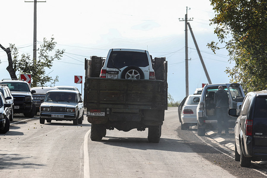 Грузовик перевозит автомобиль мимо армянского блокпоста в селе Корнидзор. Армения, 24 сентября.

22 сентября премьер-министр Армении Никол Пашинян заявил, что жители Нагорного Карабаха смогут переехать в Армению в случае, если &laquo;будет зафиксирована невозможность их нахождения&raquo; в регионе. Он отметил, что в стране уже подготовили места для проживания свыше 40 тыс. жителей, но по согласованной с властями Нагорного Карабаха позиции план А&nbsp;&mdash; не эвакуация армян из региона. Прежде всего Ереван стремится к тому, чтобы &laquo;соотечественники жили в своих домах без страха и достойно&raquo;