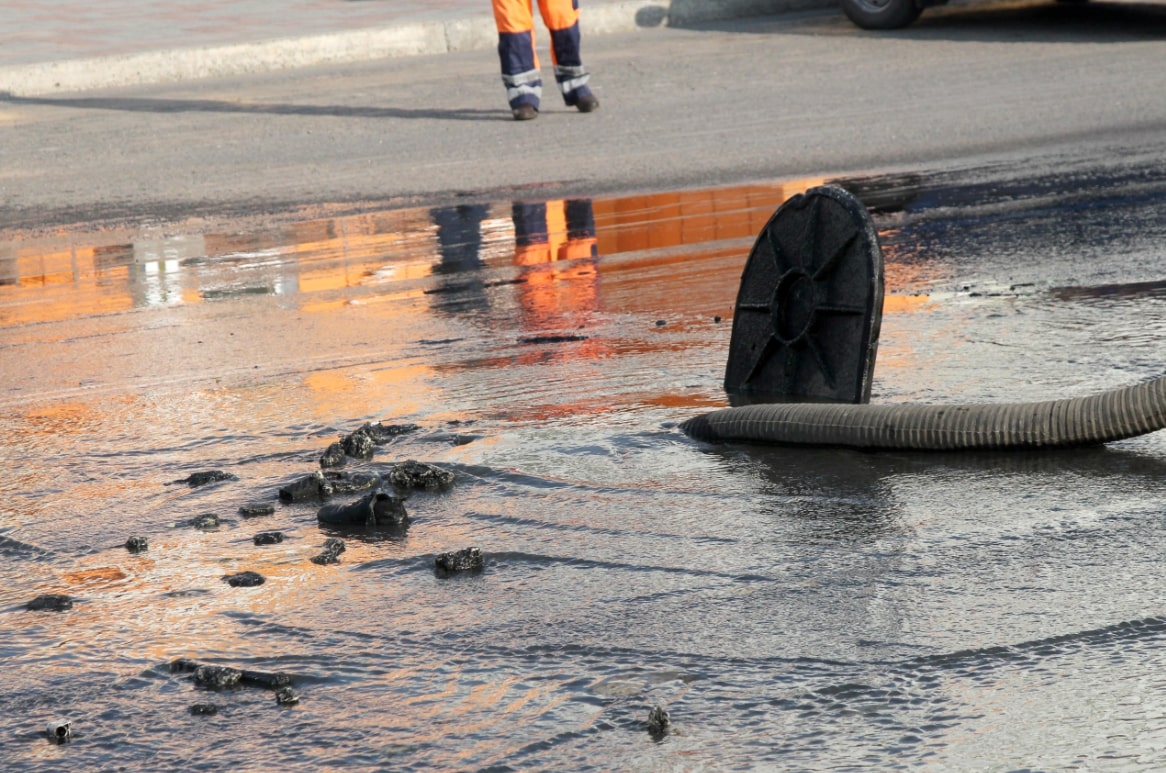 Сейчас идет откачка воды с проезжей части и тротуаров&nbsp;