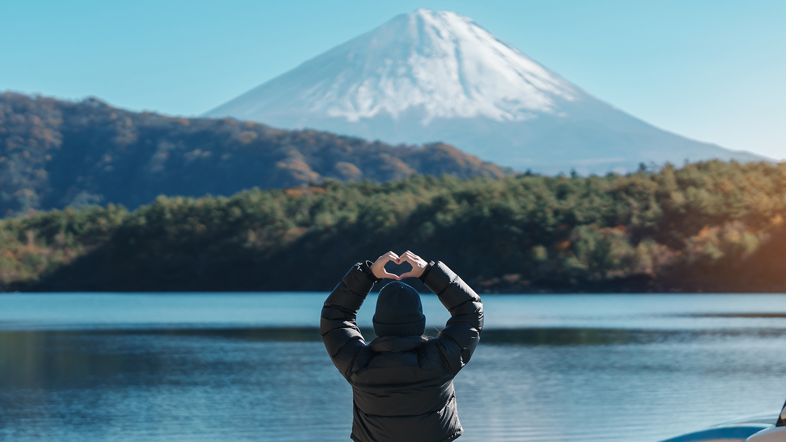 <p>Туристка на фоне горы Фудзи и озера Сайко</p>