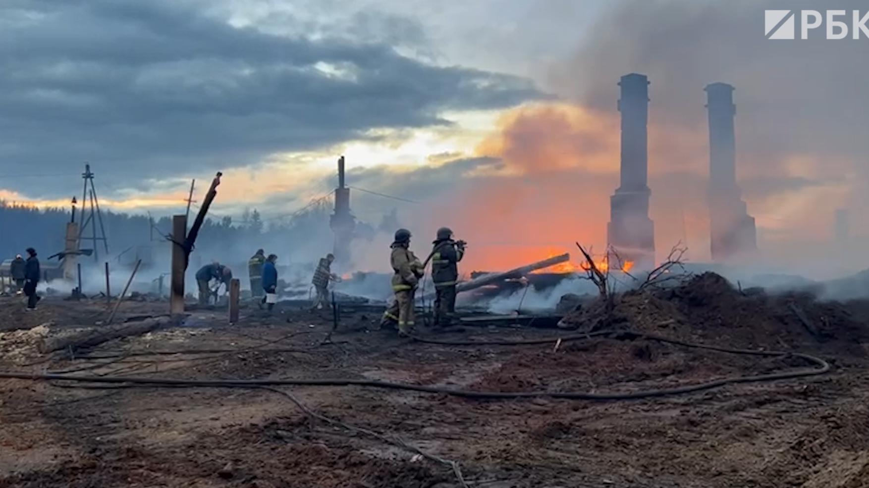 Борьба с огнем в Иркутской области, где сгорели 25 домов. Видео
