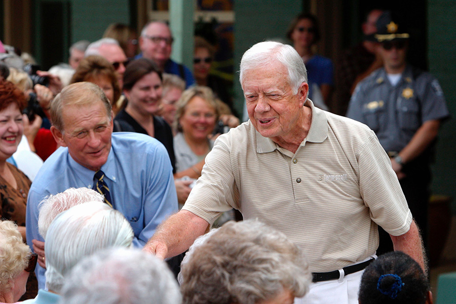 Премию мира получил бывший американский президент Джимми Картер за &laquo;десятилетия работы по поиску мирных решений международных конфликтов, укрепление демократии и прав человека, а также содействие экономическому и социальному развитию&raquo;. Как отметили в Нобелевском комитете, премию мира &laquo;следовало&nbsp;бы вручить ему еще в 1978 году, когда он успешно выступил посредником в заключении мирного соглашения между Египтом и Израилем&raquo;.

Джимми Картер родился в 1924 году, в 1971&ndash;1875 года был губернатором штата Джорджия. В 1976 году стал президентом США. На президентском посту&nbsp;Картер заключил соглашения о возвращении панамцам Панамского канала (до этого находился под контролем США), содействовал заключению Кэмп-Дэвидских соглашений, положивших конец войне между Израилем и Египтом, и подписал договор между США и СССР об ограничении стратегических наступательных вооружений ОСВ-2. После завершения президентского&nbsp;срока&nbsp;политик в 1982 году основал Центр Картера, который занимался мониторингом выборов, поддержкой демократии и посредничеством в конфликтах между воюющими государствами. После террористической атаки 9/11 Картер критиковал политику США и Израиля, а в 2008 года лично встречался&nbsp;с председателем политбюро ХАМАС.