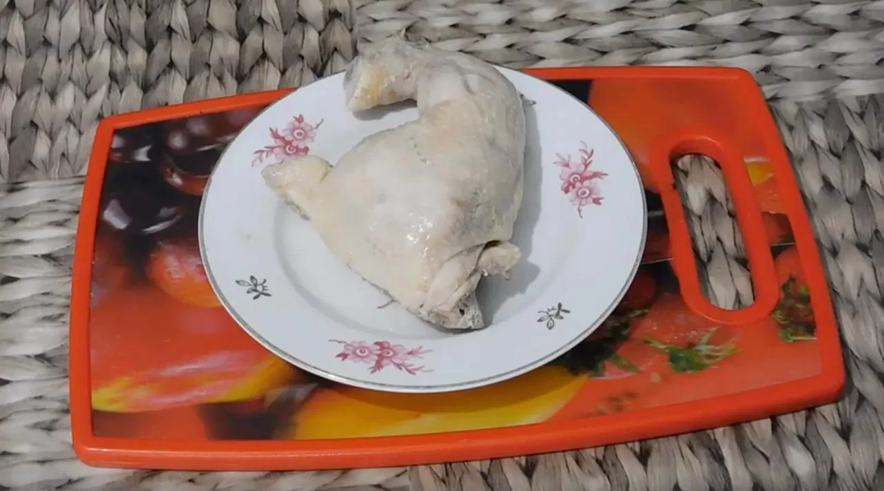 Отварите и остудите мясо птицы