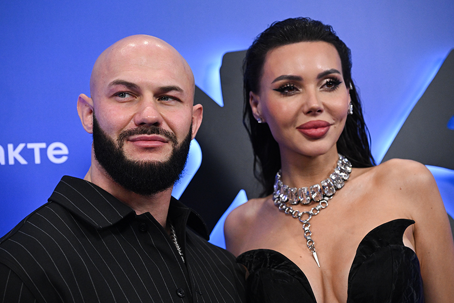 Блогер Оксана Самойлова подала на развод с рэпером Джиганом (настоящее имя&nbsp;&mdash; Денис Устименко-Вайнштейн) в октябре. Пара узаконила отношения в 2012 году, у них четверо детей. На фоне новостей о разводе Самойлова опубликовала в соцсетях фото с подписью &laquo;Мам, твоя девочка так устала быть сильной&raquo;.

Ранее в семье уже были разлады, о которых сообщалось публично. В 2023 году Самойлова уехала на отдых без супруга и отписалась от Джигана в соцсетях, а рэпер начал публиковать признания в любви к жене и публично просил у нее прощения. Вскоре они помирились