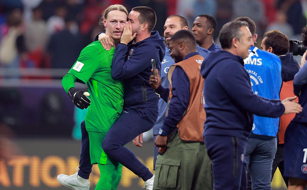 Российский вратарь Матвей Сафонов в объятиях партнеров по ПСЖ