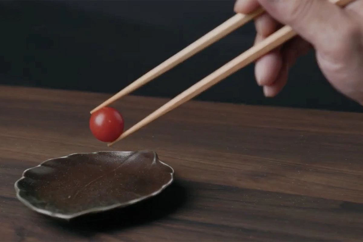 На самом деле есть с помощью палочек не так сложно, как может показаться на первый взгляд