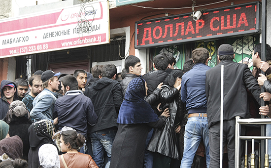 Очередь в обменный пункт. Душанбе 9 марта 2015 года