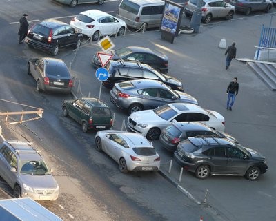 Петербург за 10 минут: бесконтрольная парковка и осиротевшая ШКИД