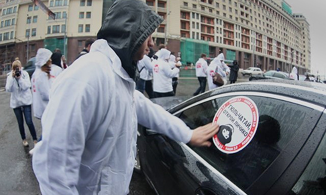 «Наши» обклеили стикерами машины депутатов Госдумы